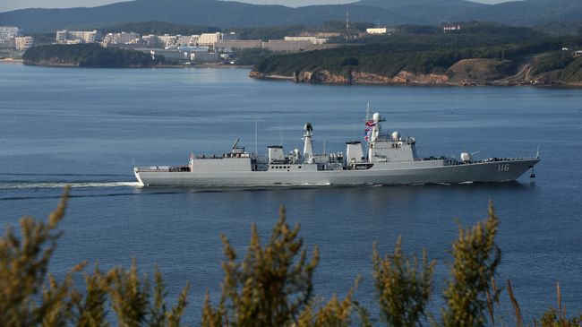 Эсминец Ши Цзячжуан, прибывший в составе отряда боевых кораблей ВМС Китая для участия в военно-морских учениях Морское взаимодействие — 2017, в проливе Босфор Восточный Эсминец Ши Цзячжуан, прибывший в составе отряда боевых кораблей ВМС Китая для участия в военно-морских учениях Морское взаимодействие — 2017, в проливе Босфор Восточный