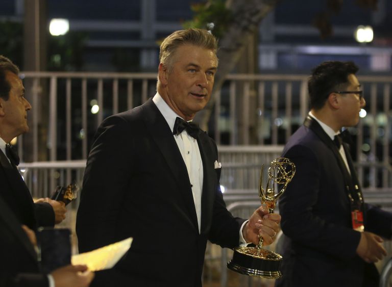 Актер Алек Болдуин на церемонии награждения телевизионной премии Эмми-2017 в Лос-Анджелесе Актер Алек Болдуин на церемонии награждения телевизионной премии Эмми-2017 в Лос-Анджелесе