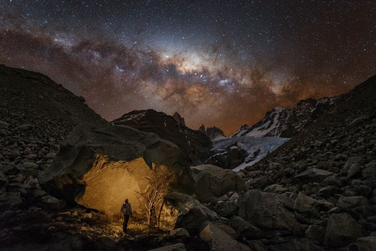 Снимок фотографа Юрия Звездного из России Wanderer in Patagonia, победивший в категории Люди и космос в фотоконкурсе Insight Astronomy Photographer of the Year 2017 Снимок фотографа Юрия Звездного из России Wanderer in Patagonia, победивший в категории Люди и космос в фотоконкурсе Insight Astronomy Photographer of the Year 2017
