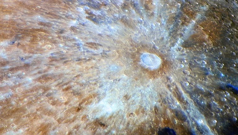 Снимок фотографа Ласло Франциска из Венгрии Blue Tycho, победивший в категории Наша Луна в фотоконкурсе Insight Astronomy Photographer of the Year 2017 Снимок фотографа Ласло Франциска из Венгрии Blue Tycho, победивший в категории Наша Луна в фотоконкурсе Insight Astronomy Photographer of the Year 2017