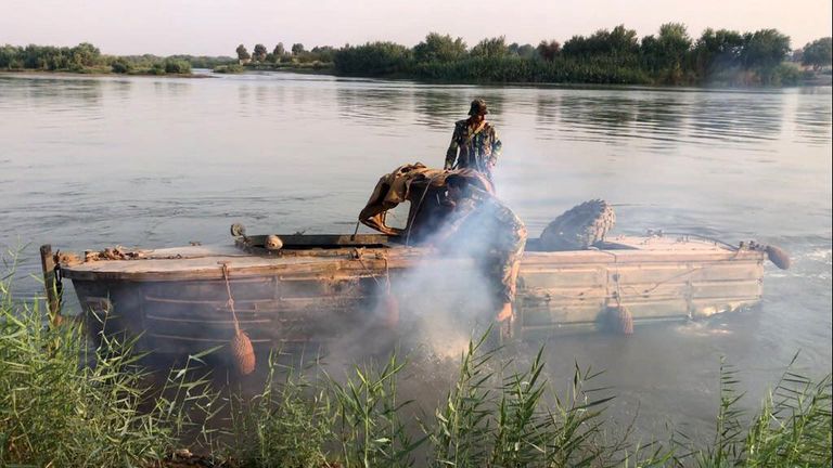Бойцы сирийской армии во время подготовки к форсированию реки Ефрат в районе города Дейр-эз-Зор