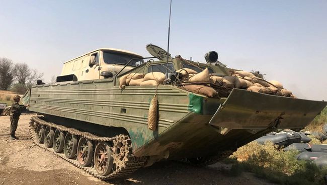 Плавающий транспортер ПТС-2 сирийской армии во время подготовки к форсированию реки Ефрат в районе города Дейр-эз-Зор. Архивное фото