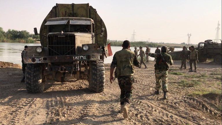 Бойцы сирийской армии во время подготовки к форсированию реки Ефрат в районе города Дейр-эз-Зор. 18 сентября 2017