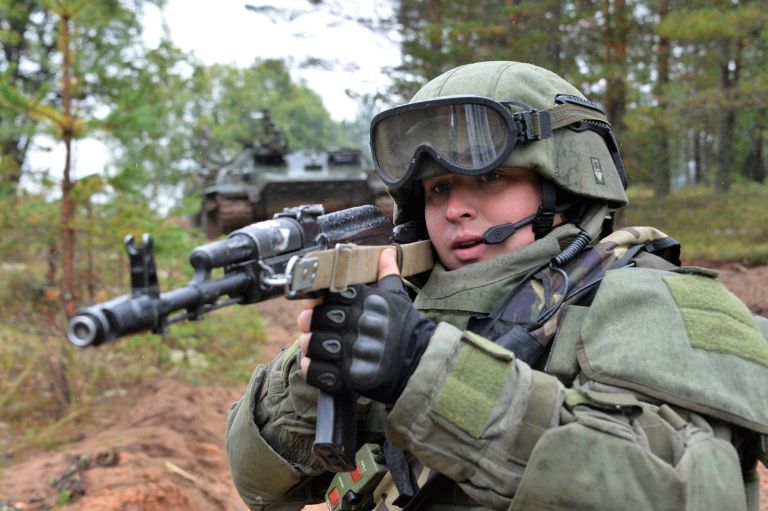 Военнослужащий штурмового инженерно-саперного подразделения вооруженных сил РФ во время учений Запад-2017