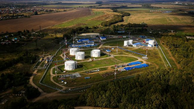 Вид на нефтехранилище Транснефть в одном из поселков Краснодарского края