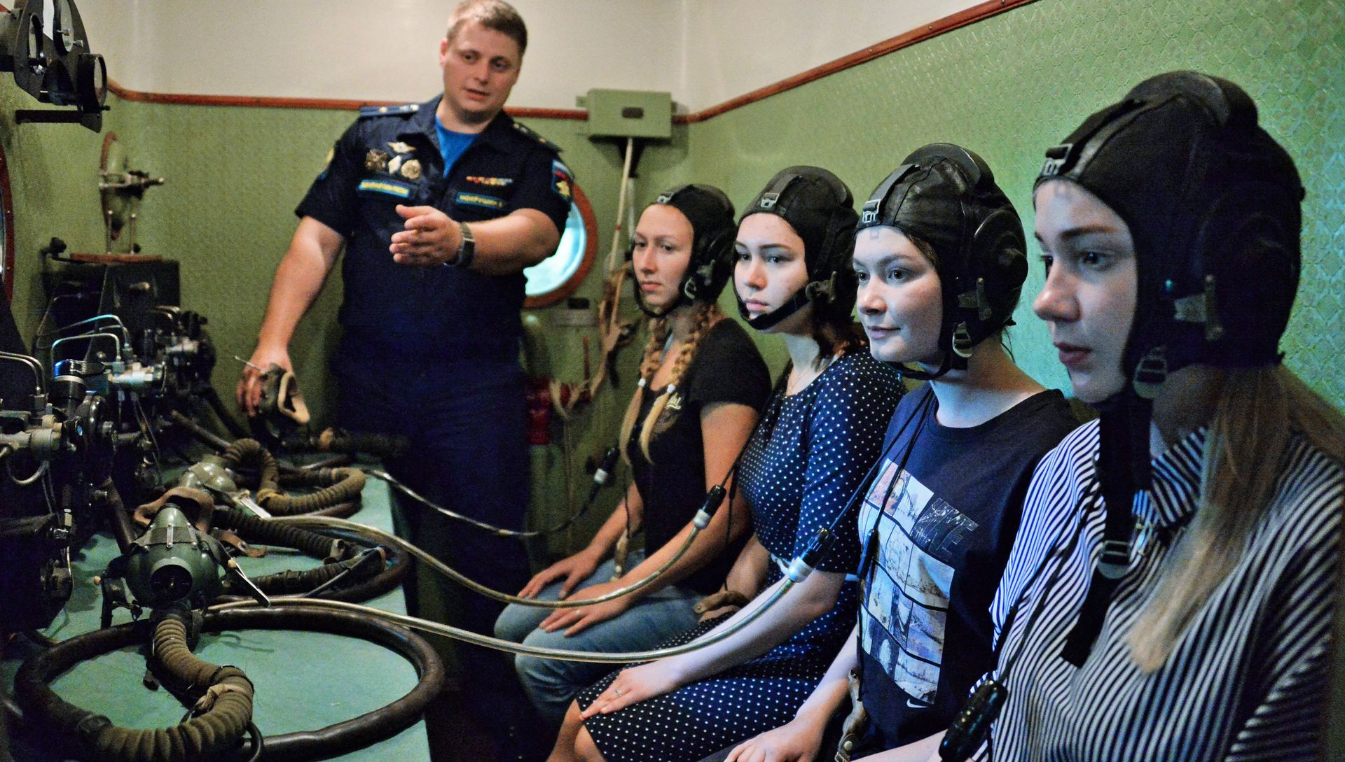 Абитуриентки во время тестирования в барокамере на вступительных испытаниях в Краснодарское высшее военное авиационное училище летчиков - РИА Новости, 1920, 18.09.2017