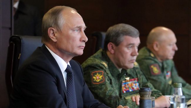 Владимир Путин во время инспекции учений Запад-2017. 18 сентября 2017 Владимир Путин во время инспекции учений Запад-2017. 18 сентября 2017