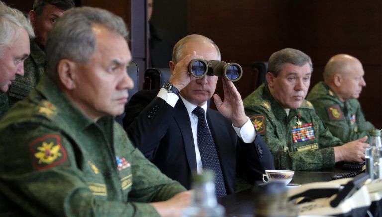 Владимир Путин во время инспекции учений Запад-2017. 18 сентября 2017 Владимир Путин во время инспекции учений Запад-2017. 18 сентября 2017