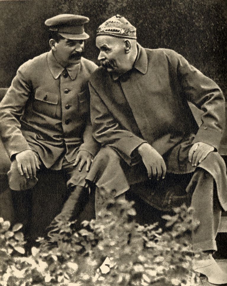 Иосиф Сталин и Максим Горький в скверике на Красной площади. 1931 год. Иосиф Сталин и Максим Горький в скверике на Красной площади. 1931 год.