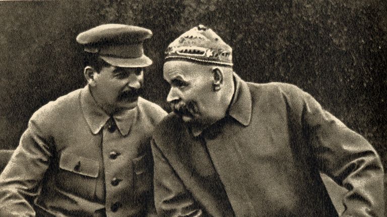 Иосиф Сталин и Максим Горький в скверике на Красной площади. 1931 год. Иосиф Сталин и Максим Горький в скверике на Красной площади. 1931 год.