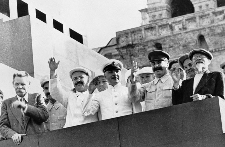 Михаил Калинин, Иосиф Сталин, Климент Ворошилов, Вячеслав Молотов, Максим Горький на трибуне Мавзолея Ленина приветствуют парад физкультурников на Красной площади