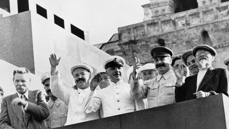 Михаил Калинин, Иосиф Сталин, Климент Ворошилов, Вячеслав Молотов и Максим Горький на трибуне Мавзолея Ленина приветствуют парад физкультурников на Красной площади. 1934 год. Михаил Калинин, Иосиф Сталин, Климент Ворошилов, Вячеслав Молотов и Максим Горький на трибуне Мавзолея Ленина приветствуют парад физкультурников на Красной площади. 1934 год.