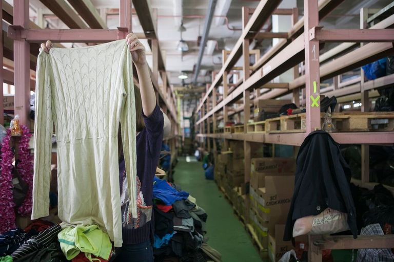 Сортировка вещей, сданных в благотворительные контейнеры Charity Shop