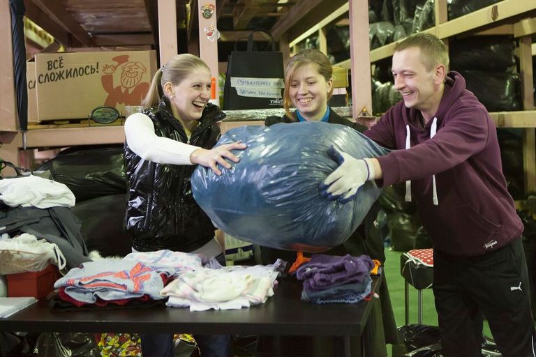 Сортировка вещей, сданных в благотворительные контейнеры Charity Shop