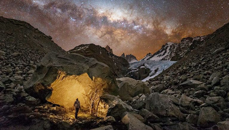 Снимок фотографа Юрия Звездного из России Wanderer in Patagonia, победивший в категории Люди и космос в фотоконкурсе Insight Astronomy Photographer of the Year 2017 Снимок фотографа Юрия Звездного из России Wanderer in Patagonia, победивший в категории Люди и космос в фотоконкурсе Insight Astronomy Photographer of the Year 2017