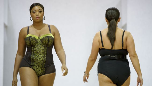 Показ моделей одежды Plus Size Fashion во время лондонской недели моды