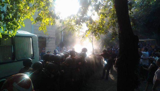 Ситуация возле Ильичевского райсуда после вынесения оправдательного приговора по делу о событиях 2 мая 2014 года в Одессе. 18 сентября 2017 Ситуация возле Ильичевского райсуда после вынесения оправдательного приговора по делу о событиях 2 мая 2014 года в Одессе. 18 сентября 2017