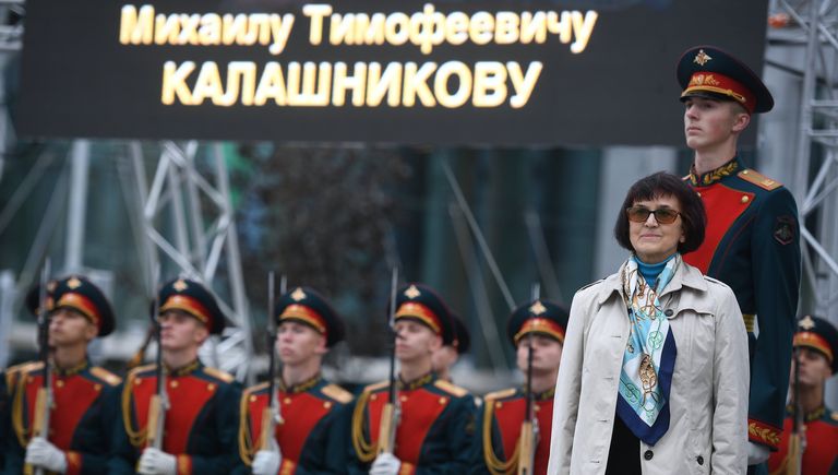 Дочь Михаила Калашникова на церемонии открытия памятника оружейнику Михаилу Калашникову в Москве. 19 сентября 2017