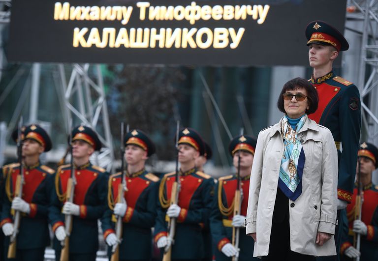 Дочь Михаила Калашникова на церемонии открытия памятника оружейнику Михаилу Калашникову в Москве. 19 сентября 2017 Дочь Михаила Калашникова на церемонии открытия памятника оружейнику Михаилу Калашникову в Москве. 19 сентября 2017