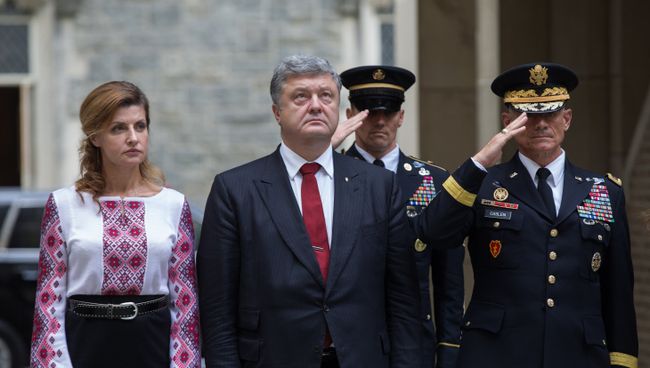 Президент Украины Петр Порошенко с супругой Мариной во время посещения военной академии США (Вест-Пойнт) в Нью-Йорке. 18 сентября 2017 Президент Украины Петр Порошенко с супругой Мариной во время посещения военной академии США (Вест-Пойнт) в Нью-Йорке. 18 сентября 2017