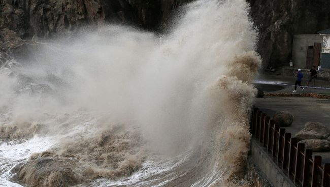Во время тайфуна. Архивное фото Во время тайфуна. Архивное фото