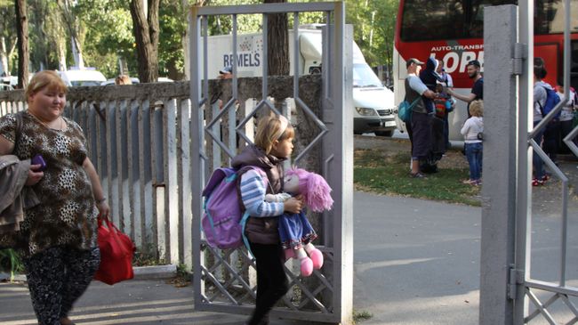Женщина с ребенком у здания Республиканской клинической больницы в Донецке перед отправкой на лечение в Россию. Архивное фото Женщина с ребенком у здания Республиканской клинической больницы в Донецке перед отправкой на лечение в Россию. Архивное фото