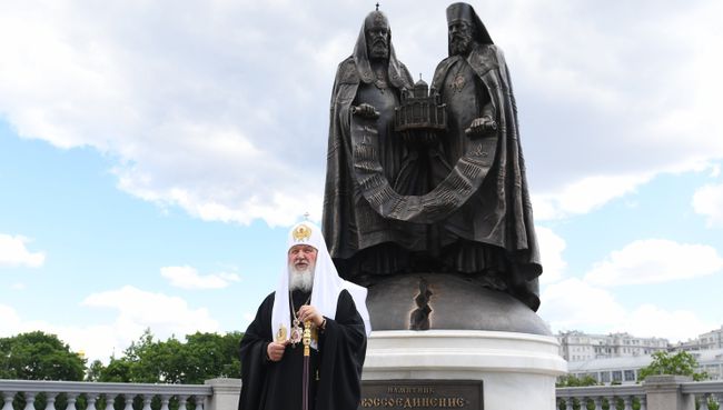 Освящение памятника Воссоединение у храма Христа Спасителя в Москве