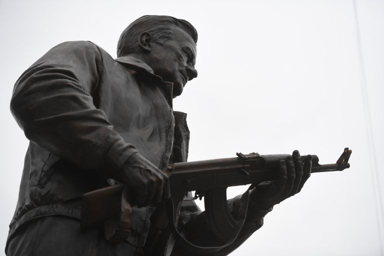 Памятник оружейнику Михаилу Калашникову на пересечении Садово-Каретной и Долгоруковской улиц в Москве Памятник оружейнику Михаилу Калашникову на пересечении Садово-Каретной и Долгоруковской улиц в Москве