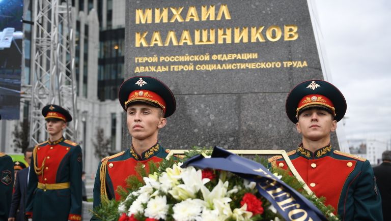 Церемония открытия памятника оружейнику Михаилу Калашникову в Москве