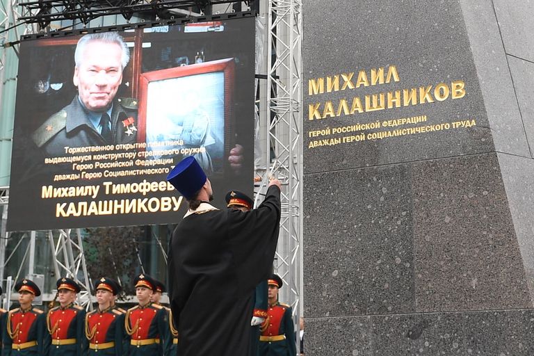 Церемония открытия памятника оружейнику Михаилу Калашникову в Москве Церемония открытия памятника оружейнику Михаилу Калашникову в Москве