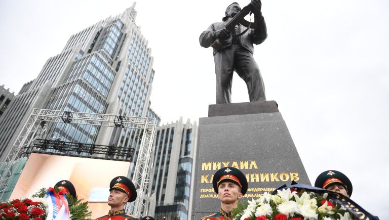 Церемония открытия памятника оружейнику Михаилу Калашникову в Москве