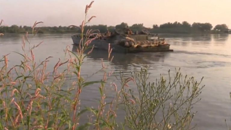 Сирийские военные переправили бронетехнику и машины через Евфрат