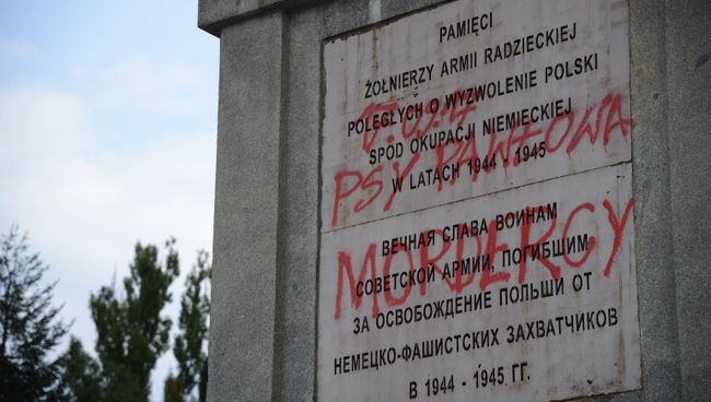 Стела на кладбище-мавзолее советских воинов в Варшаве, оскверненная неизвестными вандалами. 19 сентября 2017 Стела на кладбище-мавзолее советских воинов в Варшаве, оскверненная неизвестными вандалами. 19 сентября 2017