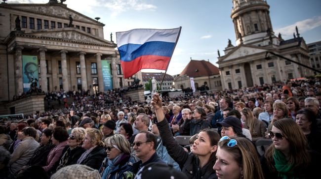 Посетители концерта Песни Победы на площади Жандарменмаркт в центре Берлина Посетители концерта Песни Победы на площади Жандарменмаркт в центре Берлина