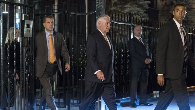 Госсекретарь США Рекс Тиллерсон покидает российское постпредство после встречи с министром иостранных дел России Сергеем Лавровым. 17 сентября 2017 Госсекретарь США Рекс Тиллерсон покидает российское постпредство после встречи с министром иостранных дел России Сергеем Лавровым. 17 сентября 2017