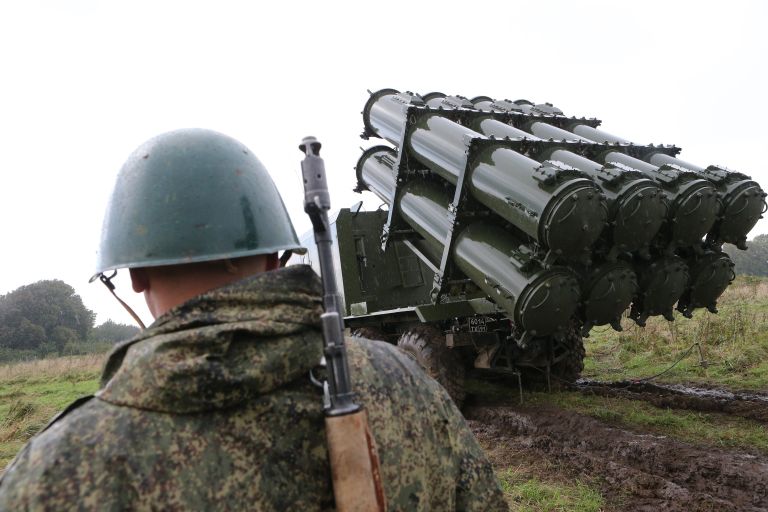 Военнослужащий у берегового ракетного комплекса Бал перед запуском противокарабельной крылатой ракеты в рамках учений Запад-2017 Военнослужащий у берегового ракетного комплекса Бал перед запуском противокарабельной крылатой ракеты в рамках учений Запад-2017