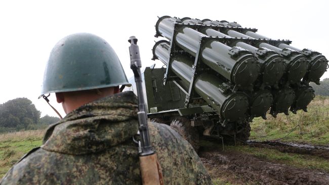 Военнослужащий у берегового ракетного комплекса Бал перед запуском противокарабельной крылатой ракеты в рамках учений Запад-2017. Архивное фото Военнослужащий у берегового ракетного комплекса Бал перед запуском противокарабельной крылатой ракеты в рамках учений Запад-2017. Архивное фото