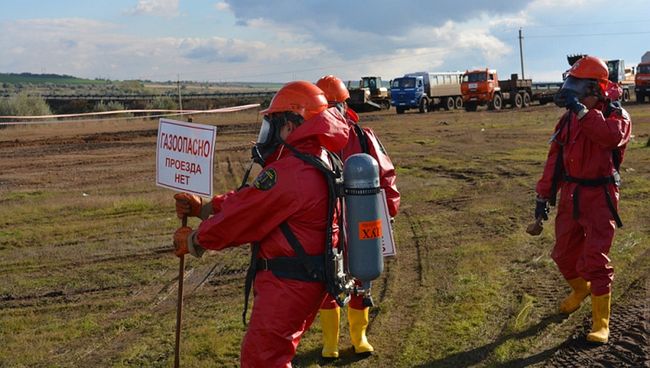 Сотрудники ГУ МЧС России по Оренбургской области. Архивное фото Сотрудники ГУ МЧС России по Оренбургской области. Архивное фото