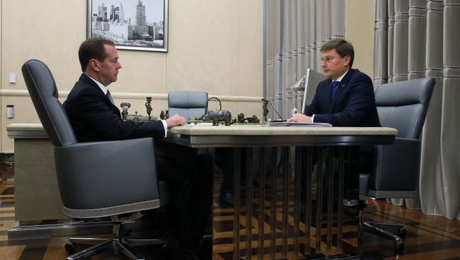 Дмитрий Медведев и президент, член наблюдательного совета АК АЛРОСА Сергей Иванов во время встречи. 20 сентября 2017