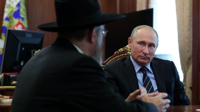 Владимир Путин во время встречи с главным раввином России Берлом Лазаром. 20 сентября 2017 Владимир Путин во время встречи с главным раввином России Берлом Лазаром. 20 сентября 2017