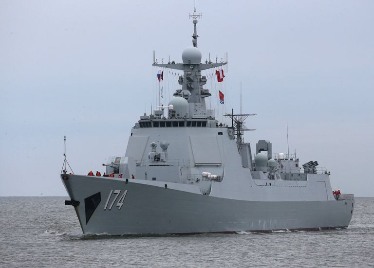 Ракетный эсминец Хэфэй из отряда боевых кораблей военно-морских сил Китая Ракетный эсминец Хэфэй из отряда боевых кораблей военно-морских сил Китая