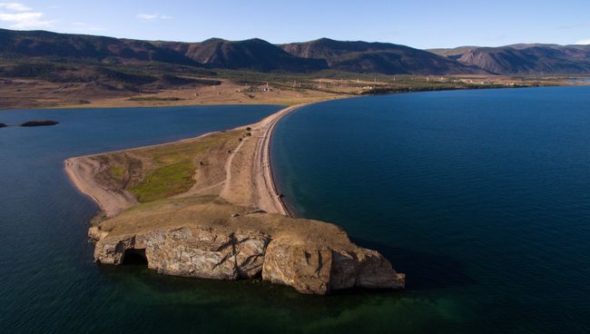 Мыс Уюга в заливе Малое море на озере Байкал в Ольхонском районе Иркутской области Мыс Уюга в заливе Малое море на озере Байкал в Ольхонском районе Иркутской области