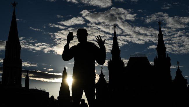 Прохожие на Красной площади в Москве. архивное фото