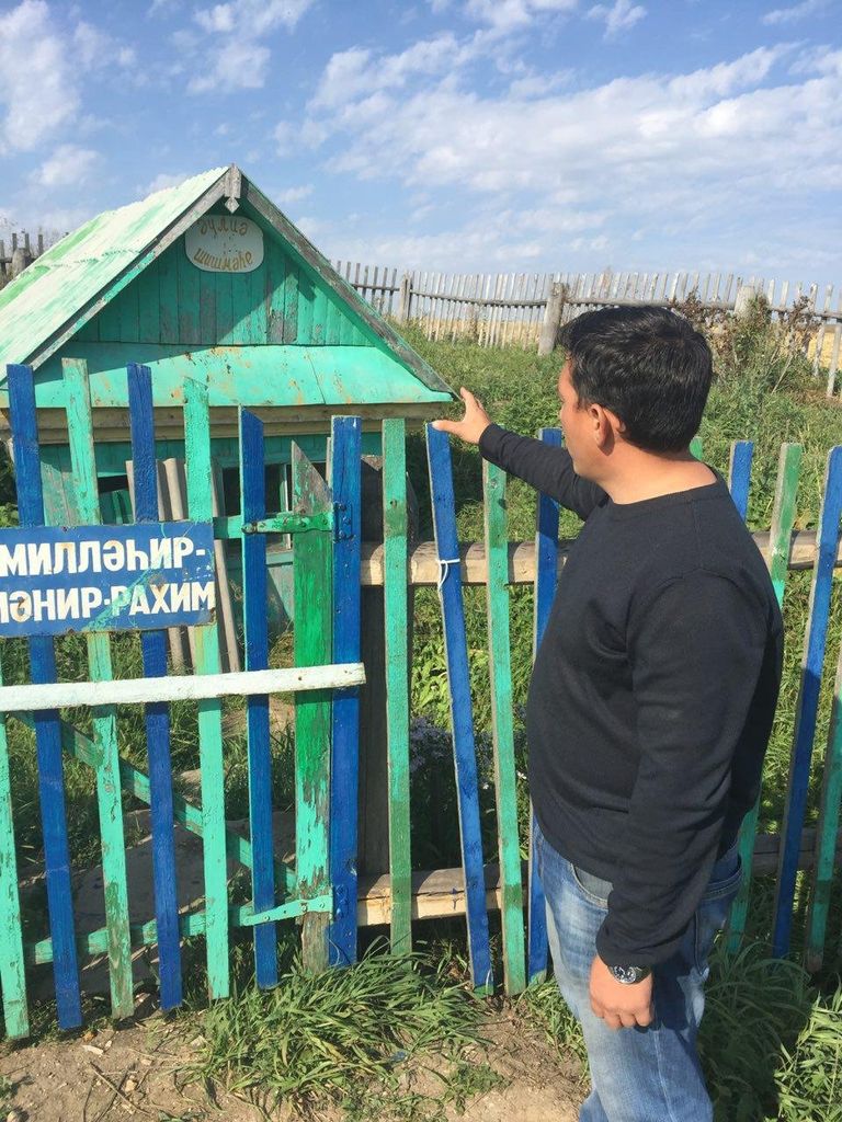 Глава Уктеевского сельсовета Ильшат Мударисов показывает родник Глава Уктеевского сельсовета Ильшат Мударисов показывает родник