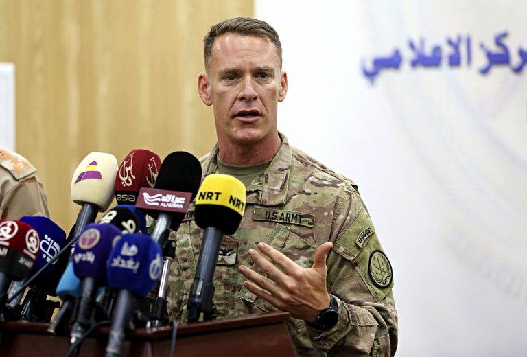 Полковник армии США Райан Диллон во время пресс-конференции