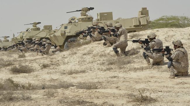 Военослужащие Вооруженных сил Саудовской Аравии во время учений. Архивное фото Военослужащие Вооруженных сил Саудовской Аравии во время учений. Архивное фото