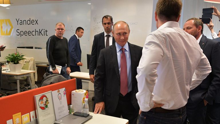 Президент РФ Владимир Путин во время посещения московского офиса отечественной ИТ-компании Яндекс. 21 сентября 2017 Президент РФ Владимир Путин во время посещения московского офиса отечественной ИТ-компании Яндекс. 21 сентября 2017