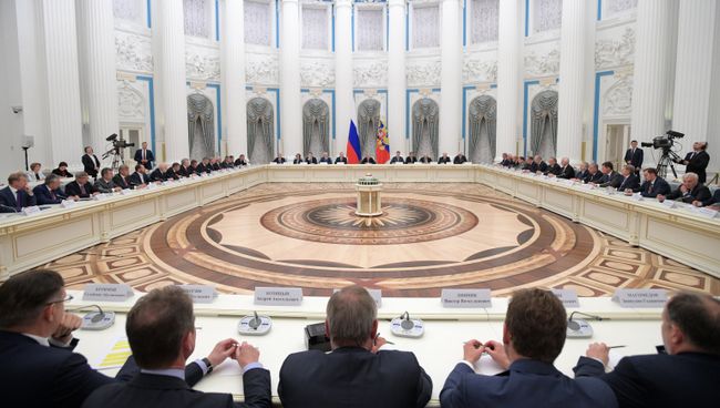 Президент РФ Владимир Путин во время встречи с представителями российских деловых кругов и объединений. 21 сентября 2017 Президент РФ Владимир Путин во время встречи с представителями российских деловых кругов и объединений. 21 сентября 2017