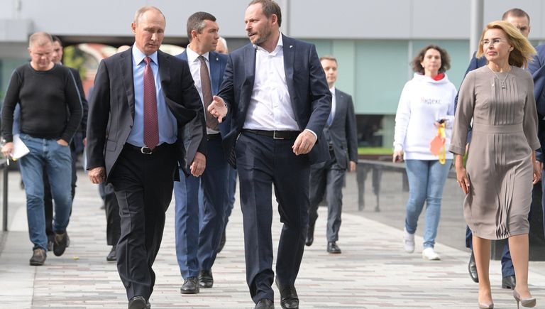Президент РФ Владимир Путин и генеральный директор компании Яндекс Аркадий Волож (справа в центре) во время посещения московского офиса отечественной ИТ-компании Яндекс, которой исполняется 20 лет Президент РФ Владимир Путин и генеральный директор компании Яндекс Аркадий Волож (справа в центре) во время посещения московского офиса отечественной ИТ-компании Яндекс, которой исполняется 20 лет