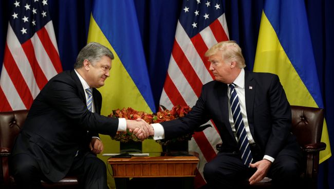 Президент Украины Петр Порошенко и Президент США Дональд Трамп на Генеральной Ассамблее ООН в Нью-Йорке. 21 сентября 2017 Президент Украины Петр Порошенко и Президент США Дональд Трамп на Генеральной Ассамблее ООН в Нью-Йорке. 21 сентября 2017